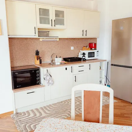 Happy 2-bedroom Near Lift With Free Parking Апартамент *