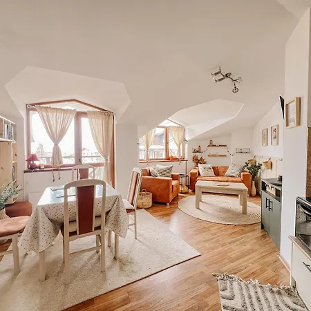 Happy 2-bedroom Near Lift With Free Parking *
