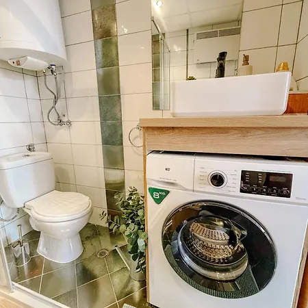 Апартамент Happy 2-bedroom Near Lift With Free Parking